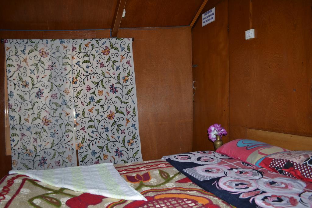 New Bombay Heritage Group Of Houseboats Srinagar (Jammu and Kashmir) Exterior photo